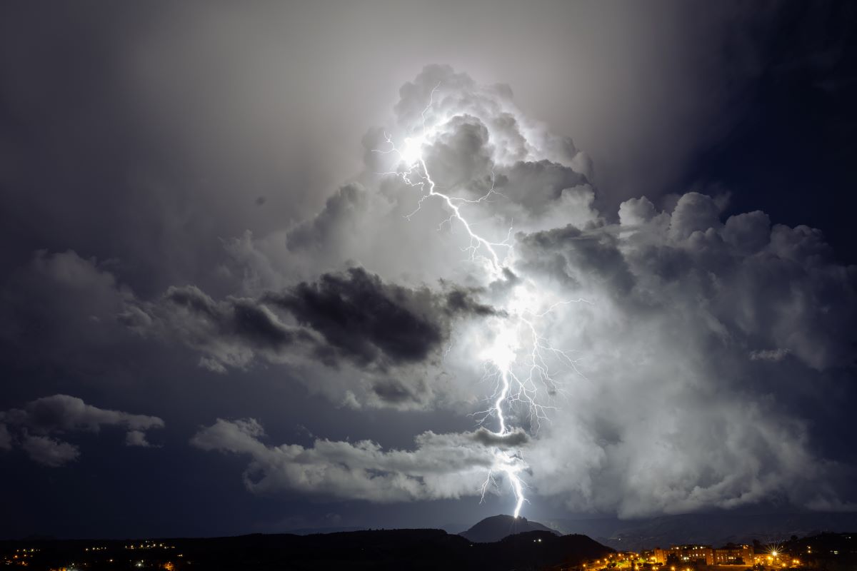 Gewitter in Olpe: Die wichtigsten Sicherheitsregeln im Überb